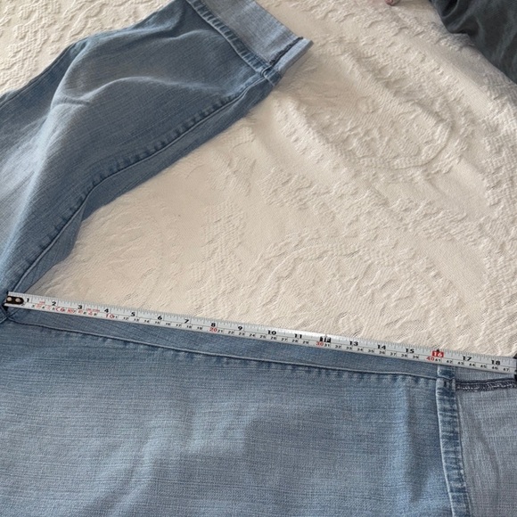 Gently Loved Classic Blue Women's Capri Jeans by Levi’s 515 - Picture 13 of 14